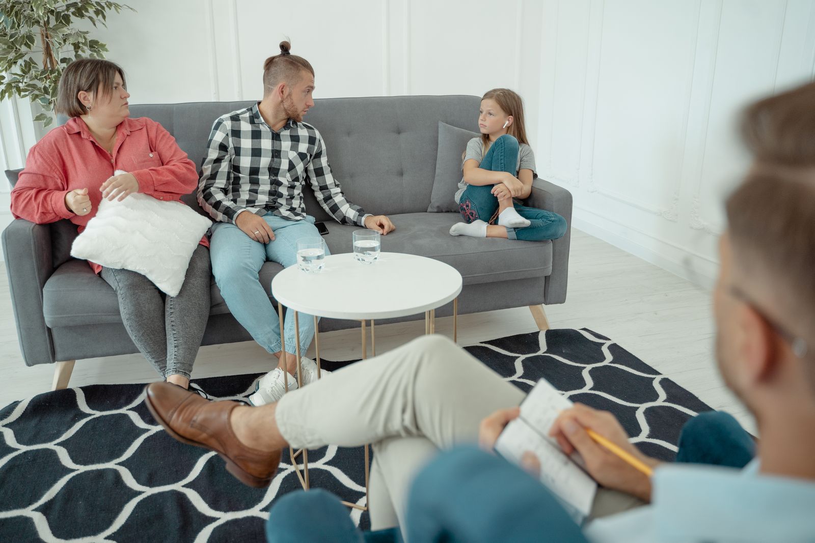 Familie i samtale på familievernkontoret