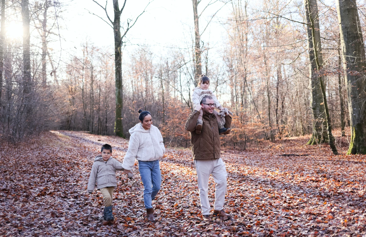 Familie på tur i skogen ved Kløfta